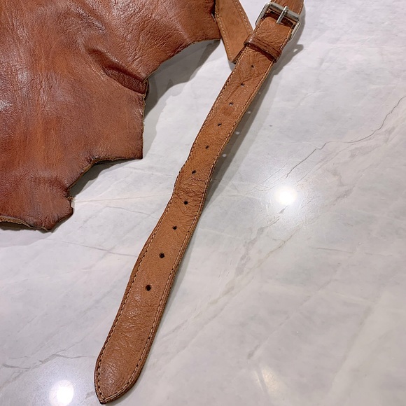 Artisanal leather purse in cognac with “horn” closure, back zipped pocket - Picture 9 of 15